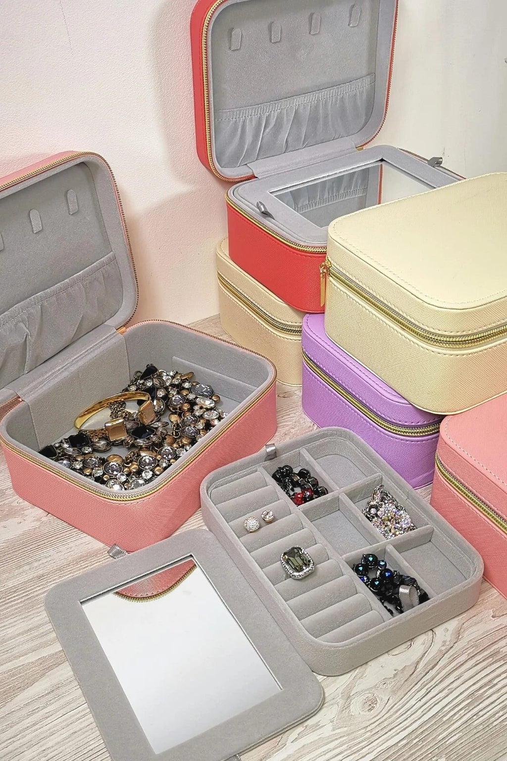 Travel jewellery case organiser compartments