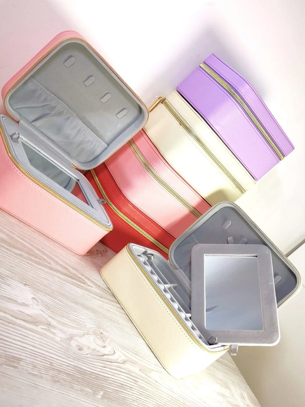 Travel jewellery case colour and size detail